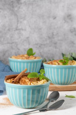 Aletria klasik bir Portekiz vermicelli pudingidir ve bu geleneksel olarak Noel zamanı servis edilir. Bu Portekiz 'in en sevdiği pudinglerden biri.