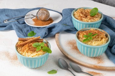 Aletria klasik bir Portekiz vermicelli pudingidir ve bu geleneksel olarak Noel zamanı servis edilir. Bu Portekiz 'in en sevdiği pudinglerden biri.