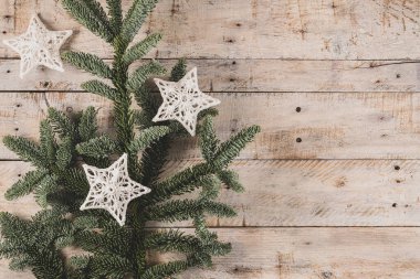 Noel arkaplanı, yeşil çam dalları, ahşap arka planda ve ışıkta koniler. Sınır ve kopyalama alanı ile yaratıcı kompozisyon, üst görünüm. Yeni yıl, tatil, Noel, dekorasyon.