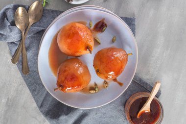 Haşlanmış armut, mutfak tezgahının üzerinde ev yapımı lezzetli tarif.