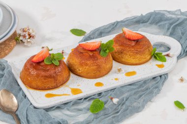 Modern arkaplanda üzerinde kremalı puding ve fotokopi alanı var..