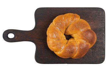 Portekiz geleneksel paskalya pastası. Tahta masada yumurtalı yaprak. Beyaz arka planda izole edilmiş tatlı ekmek