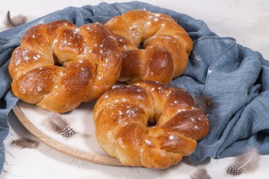 Portekiz geleneksel paskalya pastası. Tahta masada yumurtalı yaprak. Tatlı ekmek