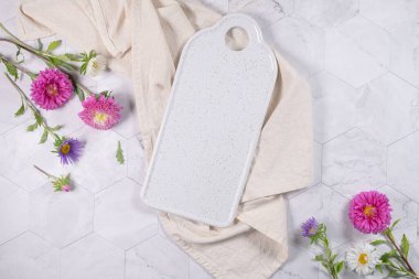 Seramik tabağı (tabak) ve mermer yüzeyde çiçekler. Bahar Konsepti. Düz yatıyordu. Tasarım için hazırlan. Üst görünüm