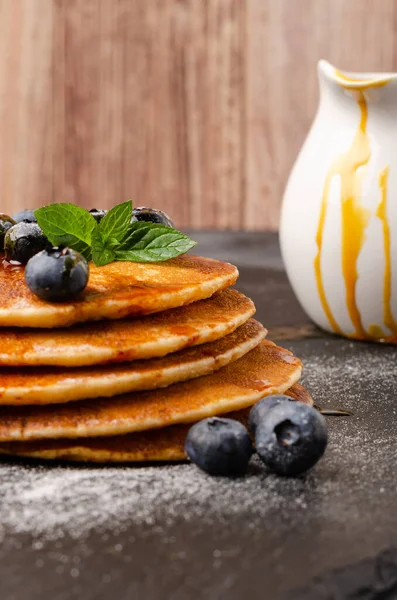 Stapelweise Pfannkuchen Mit Frischem Blaubeer Und Karamellsirup — Stockfoto