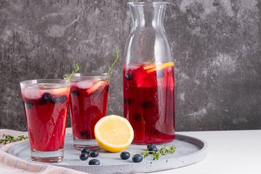 Taze yabanmersini yaz mojito kokteyli. Mutfak tezgahında yabanmersinli limonata ya da sangria.
