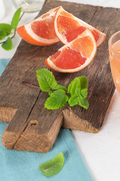 Closeup Fresh Juice Grapefruit Green Sappy Leaves Mint Refreshing Fruits — Stock Photo, Image