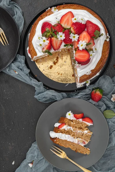 Torta Alla Fragola Pan Spagna Alla Fragola Con Fragole Fresche Immagini Stock Royalty Free