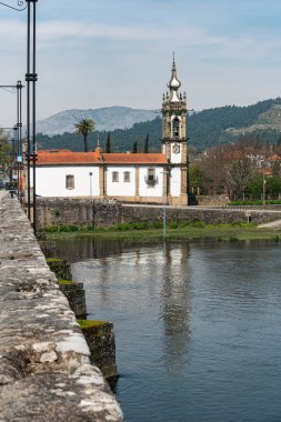 Portekiz 'in Ponte de Lima kasabasında Roma köprüsü olan Santo Antonio da Torre Velha Kilisesi.