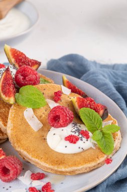 Ahududu, incir, yoğurt, hindistan cevizi, bal ve nane yapraklı krep.