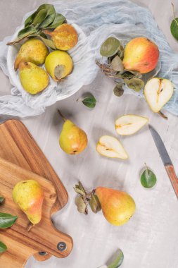 Taze organik armutlar. Meyve arkaplanı. Armut güz hasadı.