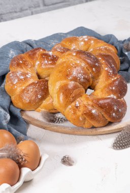 Portekiz geleneksel paskalya pastası. Tahta masada yumurtalı yaprak. Tatlı ekmek