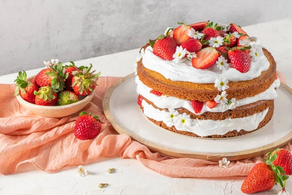 Torta Alla Fragola Pan Spagna Alla Fragola Con Fragole Fresche Immagini Stock Royalty Free