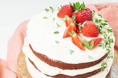 Tahtada kırmızı kadife kek. Çilekli kek. Şeytanların keki. Düğün tatlısı. Doğum günü partisi. Lezzetli tatlı. Geleneksel Amerikan tatlısı..