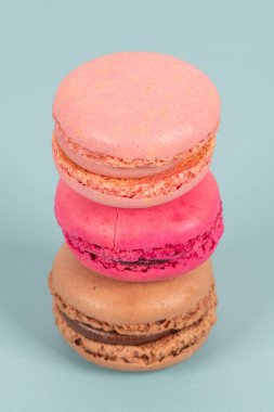 Turkuaz arka planda pasta ya da badem kurabiyeleri, pastel renkler, eski kartlar, üst görünüm.