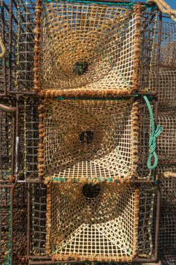 Ahtapot, ıstakoz ve yengeçler için balık limanında halatlar, ağlar ve el yapımı balık tuzakları.