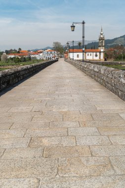 Portekiz 'in Ponte de Lima kasabasında Roma köprüsü olan Santo Antonio da Torre Velha Kilisesi.