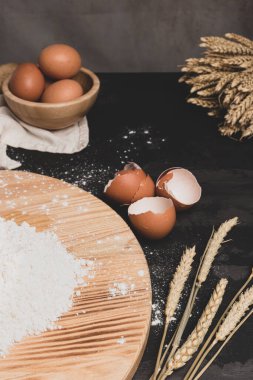 Yumurta, hamur, un ve tahta masa arkasında merdane. Ev yapımı ravioli makarna hazırlığı