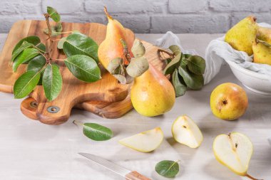 Taze organik armutlar. Meyve arkaplanı. Armut güz hasadı.