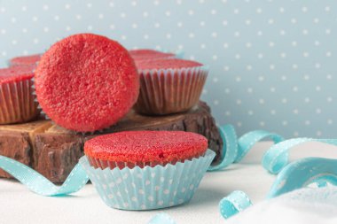 Krem peynirli kırmızı kadife kek ve Sevgililer Günü için kırmızı kalp. Kopyalama alanı olan üst görünüm