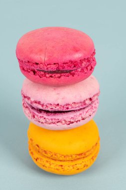 Turkuaz arka planda pasta ya da badem kurabiyeleri, pastel renkler, klasik kartlar.