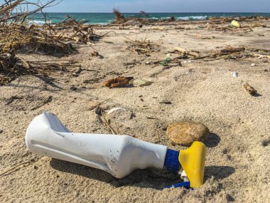 Portekiz, Ovar 'daki Furadouro plajında plastik atık. Çöp, plastik, çöp, şişe. Kumsaldaki çevre kirliliği.