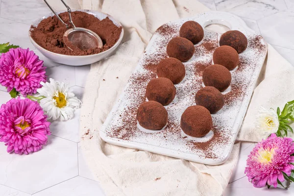 Fijne Chocolade Truffels Witte Keramische Plaat Stockfoto