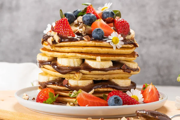 Pannenkoeken Met Chocoladepasta Hazelnoten Banaan Aardbeien Bosbessen Stockfoto