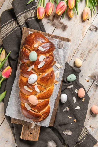 Torta Tradizionale Portoghese Pasqua Folar Con Uova Sul Tavolo Pasquale Fotografia Stock