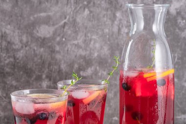 Taze yabanmersini yaz mojito kokteyli. Mutfak tezgahında yabanmersinli limonata ya da sangria.
