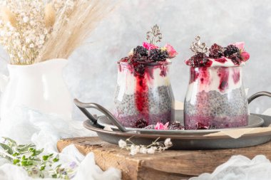Böğürtlenli Chia pudingi ve cam kavanozlarda reçel. Sağlıklı beslenme, sağlıklı yaşam tarzı, diyet, fitness menüsü kavramı