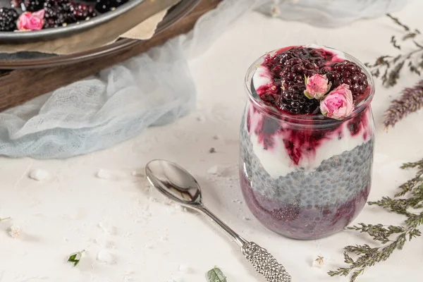 Pudim Chia Com Amoras Geléia Frascos Vidro Conceito Alimentação Saudável Fotografia De Stock