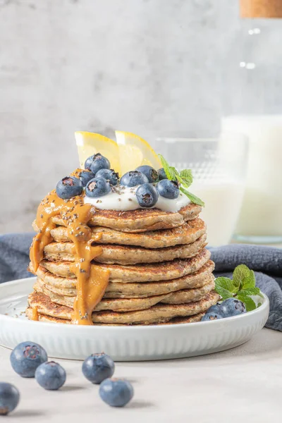 Gesundes Sommerfrühstück Hausgemachte Klassische Amerikanische Pfannkuchen Mit Frischen Blauen Beeren — Stockfoto