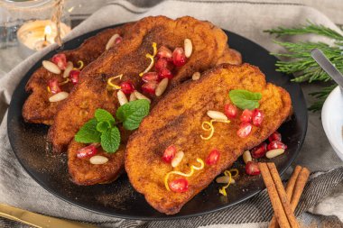 Limon, nar, çam fıstığı ve tarçınlı geleneksel Noel Tavşanadaları. İspanyol Torrijaları ya da Fransız tostları tezgahın üzerinde kapanıyor.