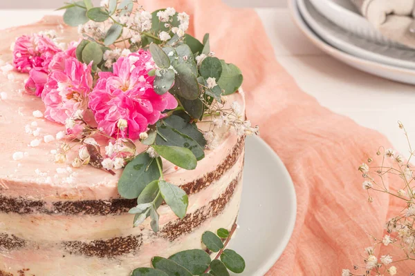 Bolo Chocolate Com Rosas Frescas Creme Manteiga Suíço Fundo Branco — Fotografia de Stock