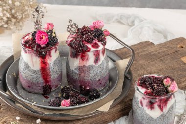 Böğürtlenli Chia pudingi ve cam kavanozlarda reçel. Sağlıklı beslenme, sağlıklı yaşam tarzı, diyet, fitness menüsü kavramı