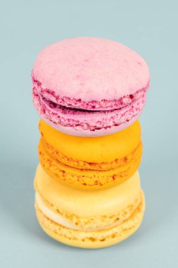 Turkuaz arka planda pasta ya da badem kurabiyeleri, pastel renkler, klasik kartlar.