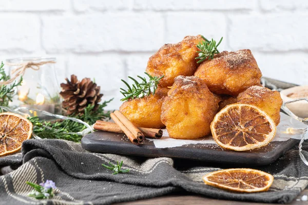 Geleneksel Portekiz Noel Tatlısı Mutfak Tezgahında Şekerli Tarçınlı Sonhos — Stok fotoğraf