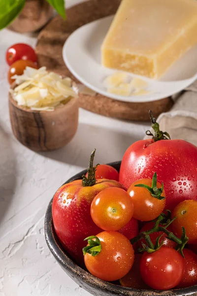 Läcker Parmesanost Tomat Och Basilika Färska Ingredienser För Matlagning Pasta — Stockfoto