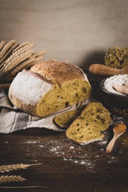 Yeni pişmiş buğday, zerdeçal ve çavdar ekmeği, köy ekmeği. Kahvaltıda basit ekmek.