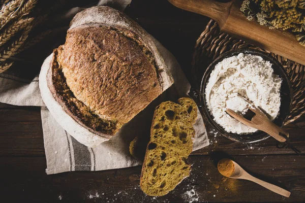 Vers Ambachtelijk Gebakken Tarwe Kurkuma Roggebrood Landbrood Eenvoudig Brood Voor — Stockfoto