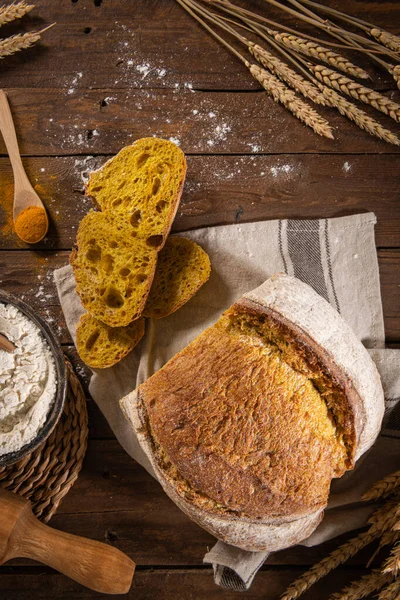 Freshly Artisan Baked Wheat Turmeric Rye Bread Country Bread Simple — Stock Photo, Image