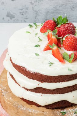 Tahtada kırmızı kadife kek. Çilekli kek. Şeytanların keki. Düğün tatlısı. Doğum günü partisi. Lezzetli tatlı. Geleneksel Amerikan tatlısı..