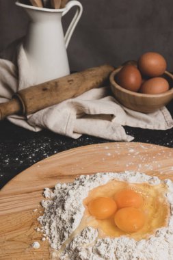 Makarna hamuru yapmak için malzeme olarak un ve yumurta..