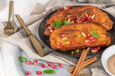 Limon, nar, çam fıstığı ve tarçınlı geleneksel Noel Tavşanadaları. İspanyol Torrijaları ya da Fransız tostları tezgahın üzerinde kapanıyor.