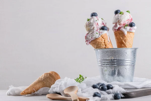 Dessert Med Friske Blåbær Timianblade - Stock-foto