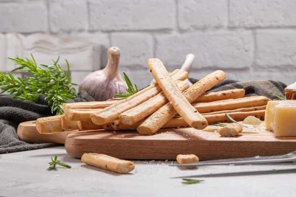 Traditionele Italiaanse Broodstokjes Grissini Met Rozemarijn Parmezaanse Kaas Olijfolie Knoflook — Stockfoto
