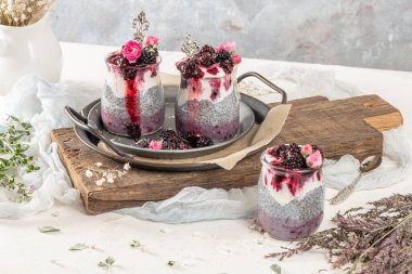 Böğürtlenli Chia pudingi ve cam kavanozlarda reçel. Sağlıklı beslenme, sağlıklı yaşam tarzı, diyet, fitness menüsü kavramı