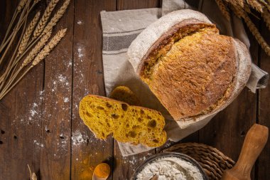 Yeni pişmiş buğday, zerdeçal ve çavdar ekmeği, köy ekmeği. Kahvaltıda basit ekmek.