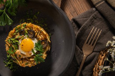 Portekiz mutfağı, Frango a sutyen. Geleneksel Portekiz yemekleri, soğanlı, sarımsaklı, maydanozlu, zeytinli, yumurtalı ve patates cipsli sotelenmiş tavuğa dayanır. Geleneksel sütyenli morina yemeğinin bir çeşidi.